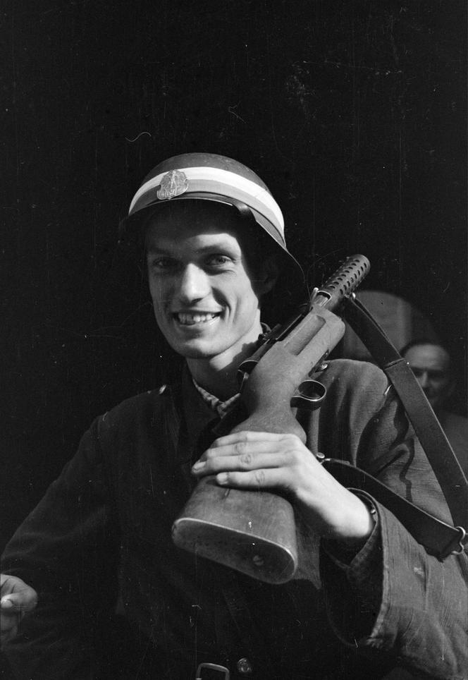Jerzy Tyczyński „Jur” z kompanii „Koszta” ze zdobycznym niemieckim pistoletem maszynowym Bergmann