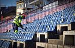 Demontaż krzesełek z północnej trybuny Stadionu Miejskiego w Szczecinie