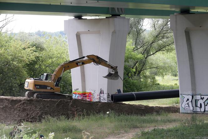 Zgrzewają rury do budowy rurociągu