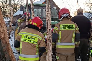 Klacz wpadła do studni. Strażacy uratowali wystraszone zwierzę