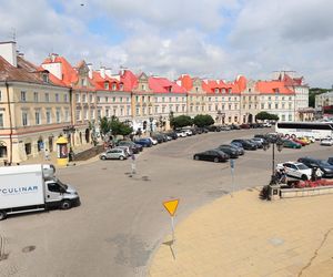 Nieistniejąca już ul. Szeroka przebiegała przez środek dzisiejszego placu Zamkowego 