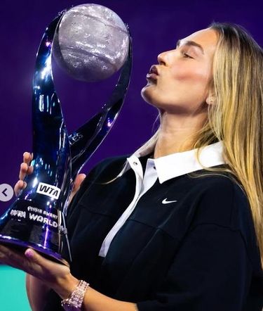 Aryna Sabalenka z pucharem