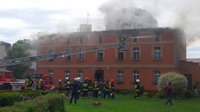 Pożar Wierzbica Dolna. Płonie poddasze trzypiętrowego budynku