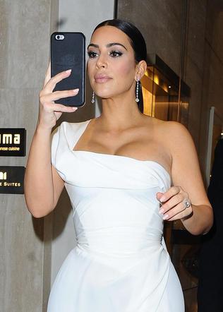 Kim Kardashian w białej sukni