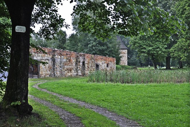 To jedyny taki dwór obronny w Małopolsce. Znajduje się w dawnej szlacheckiej wsi
