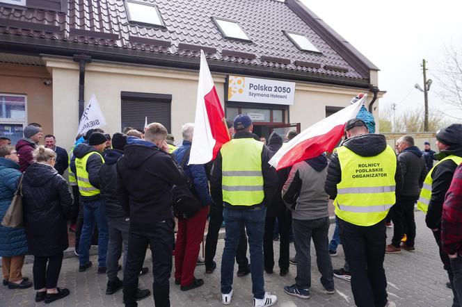 Protest rolników w Białymstoku. Siano i obornik przed biurem marszałka Hołowni