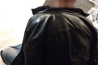 Policjanci widzieli go przez okno. Poprosili, by otworzył, wtedy ruszył prosto na nich