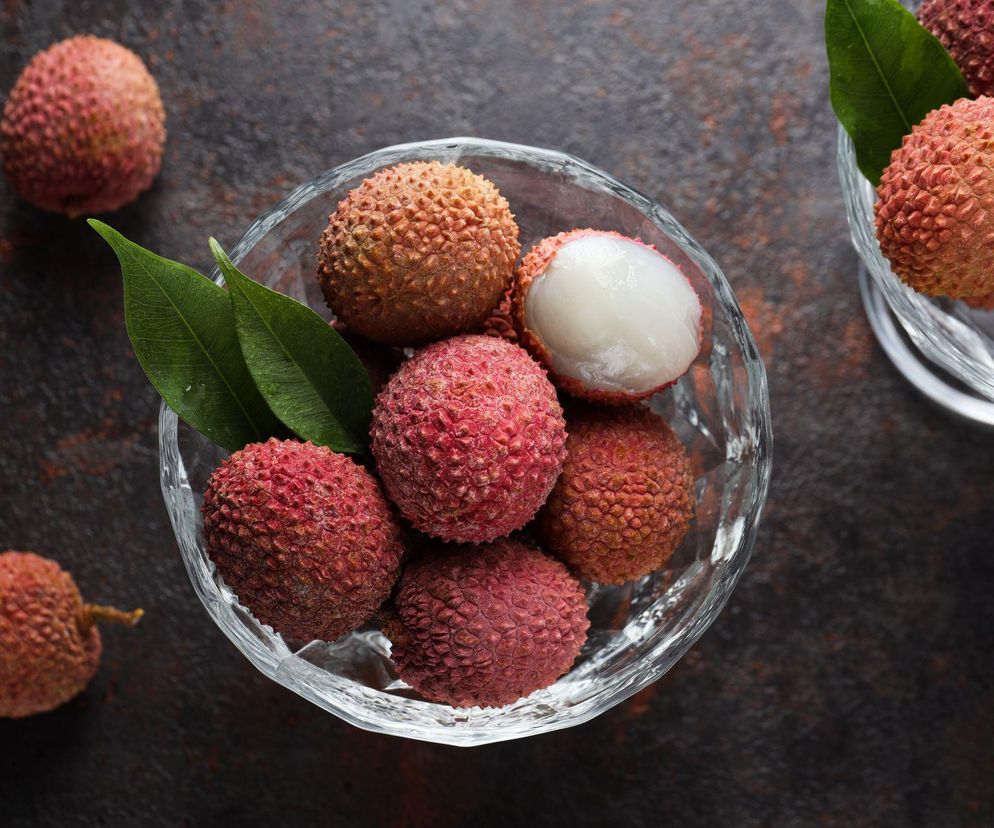 Liczi – co to za owoc, skąd pochodzi i dlaczego warto go poznać? Jakie korzyści przynosi jedzenie liczi