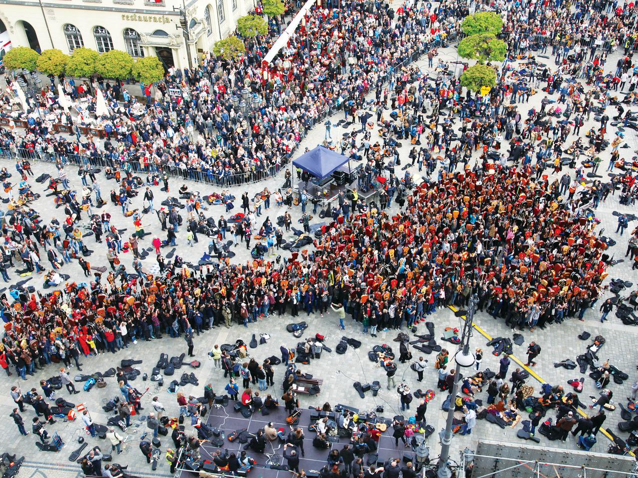 Gitarowy Rekord Guinessa 2022 we Wrocławiu. Zagra na nim najszybszy gitarzysta świata! 