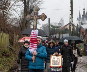 Księża trzykrotnie zanurzyli krzyż w Bugu. W Sławatyczach obchodzono Święto Jordanu