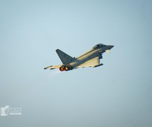 Wzruszający gest pilotów odlatujących z Radomia. Polska flaga na niebie dla „Slaba”