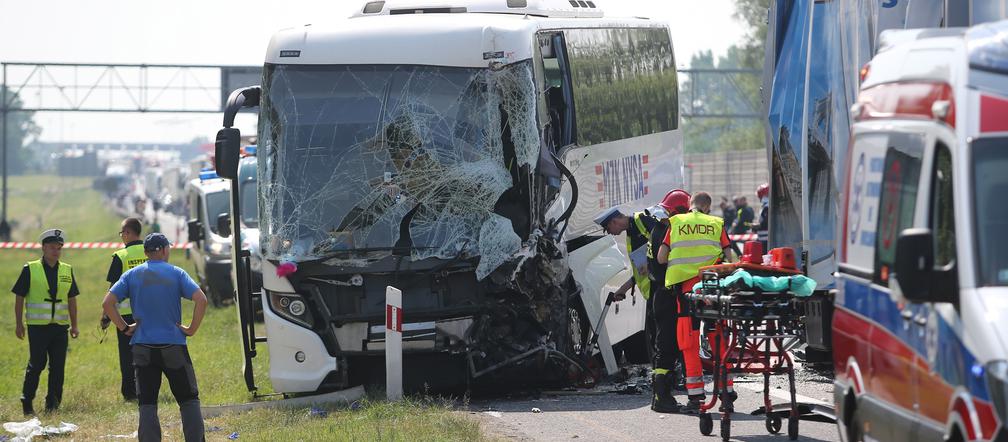 Autobus z dziecmi wjechał w ciężarówkę