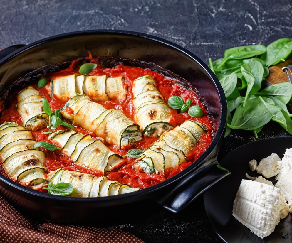 Zapiekana rolowana cukinia w sosie pomiodorowym - bezmięsne, efektowne danie