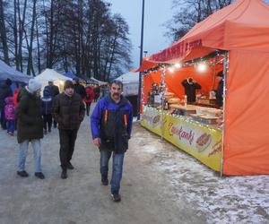 Ruszył jarmark bożonarodzeniowy nad jeziorem Ukiel w Olsztynie. Zobacz, jak wygląda! [ZDJĘCIA]