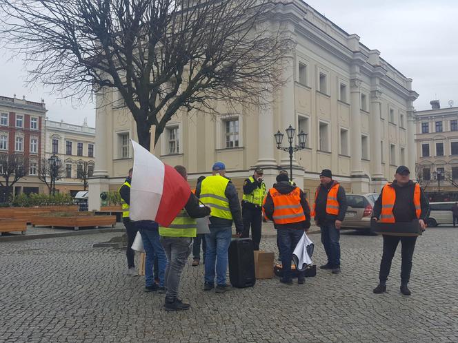 Rolnicy z traktorami na rynku w Lesznie. Tłumaczą mieszkańcom powody swoich protestów