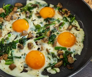Pieczone jajka ze szpinakiem i pieczarkami. Przepis na białkowe śniadanie, które dodaje energii