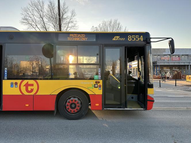 Koszmarny wypadek w Warszawie. Autobus miejski potrącił 12-latkę. Dziewczynka trafiła do szpitala