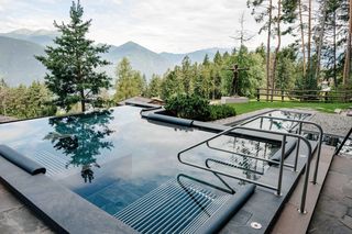 Nowy standard relaksu w objęciach natury. Sanktuarium odnowy w koronach drzew