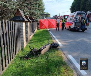 16-latek ofiarą śmiertelną wypadku w Bustryku. Potrącił go kierujący ciężarówką [ZDJĘCIA].