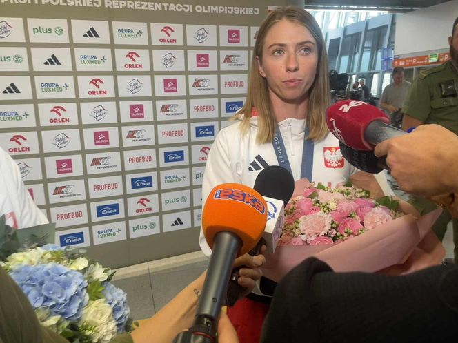 Klaudia Zwolińska na lotnisku po powrocie z Paryża