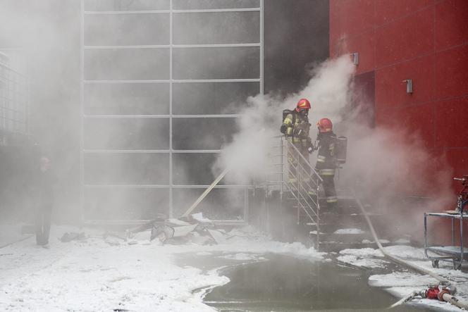 Kraków. Czwartą dobę WALCZĄ z pożarem archiwum. Jeden strażak poszkodowany