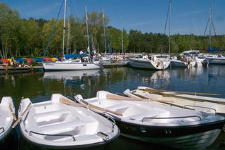 Wygląda jak wakacyjny kurort, przyciąga miłośników sportów wodnych. Warszawiacy chętnie spędzają tam upalne weekendy 