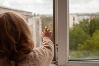 Półtoraroczna dziewczynka wypadła z okna. Pomocy medycznej potrzebowała również jej mama