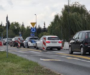 Tak się teraz jeździ na osiedlu Leśnym. Utrudnienia dla kierowców i pasażerów!