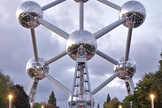 Atomium - metalowa konstrukcja pojawiła się w Brukseli w 1958 roku z okazji wystawy Expo 58