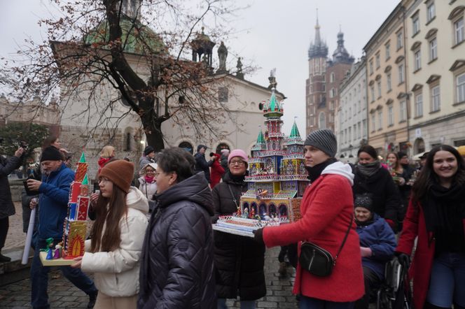 Wystawa szopek na Rynku Głównym w Krakowie przed 82. edycją konkursu