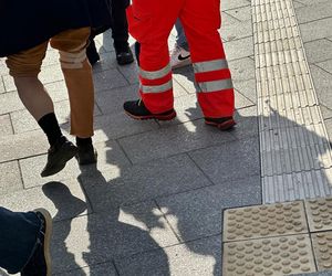 Metalowa belka przebiła tramwaj i nogę pasażera. Poszkodowany trafił do szpitala