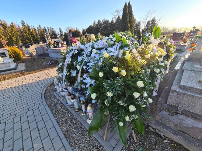 Groby Wiktorii i Konrada utonęły w kwiatach. Pochowali ich w święto zakochanych