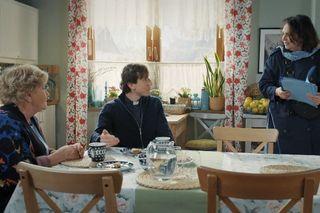 M jak miłość, odcinek 1851: ksiądz Grzegorz (Paweł Janyst), Barbara (Teresa Lipowska), Marysia (Małgorzata Pieńkowska)