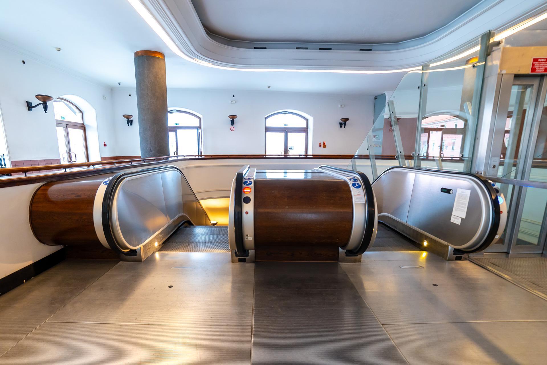 Ruchome schody Trasy W-Z i radziecka tablica sterująca - zobacz zdjęcia wyjątkowego miejsca