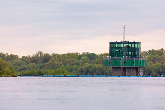 Gruba Kaśka w Warszawie - zdjęcia okrąglaka stojącego pośrodku Wisły