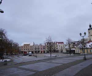 Białystok pod śniegiem. W mieście pojawiły się pierwsze świąteczne ozdoby