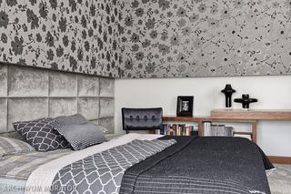 Szara sypialnia z tapetą i zagłówkiem