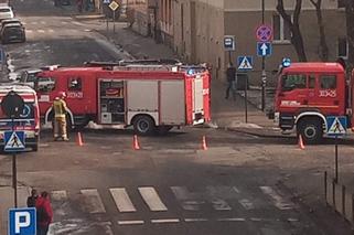 Groźny WYPADEK na 6 Sierpnia. SAMOCHÓD PRZEWRÓCONY NA BOK