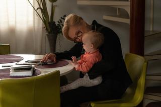 Na Wspólnej odc. 3852. Matka Anny Kolendy - Teresa Boska (Sylwia Wysocka), Ania (Kornelia Krynicka)