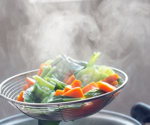 Gotowanie na parze bez parowaru - czym zastąpić parowar?