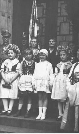 Uroczystości 3 Maja na starych fotografiach. Wielkie defilady i piękne stroje! [ZDJĘCIA]