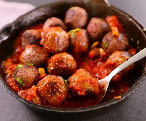 Klopsiki z indyka w kremowym sosie ze szpinakiem i suszonymi pomidorami. Szybki przepis na efektowny obiad