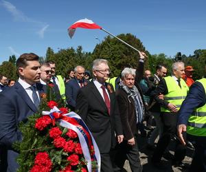 ambasador Rosji przed Cmentarzem-Mauzoleum Żołnierzy Radzieckich