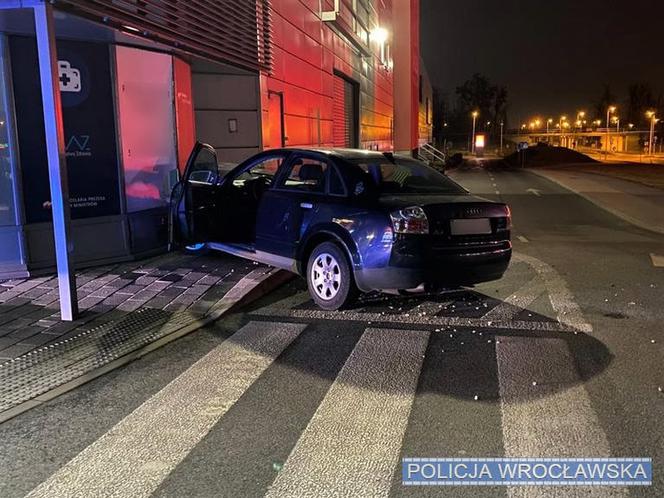 Pijany kierowca audi wjechał w sklepową witrynę pod Wrocławiem 