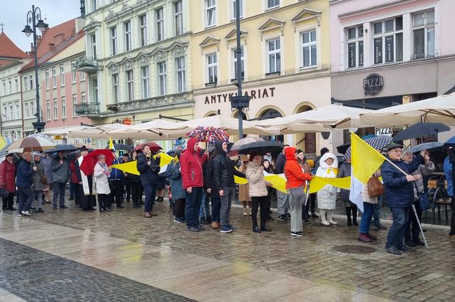 Tłumy ludzi na ulicach Bydgoszczy