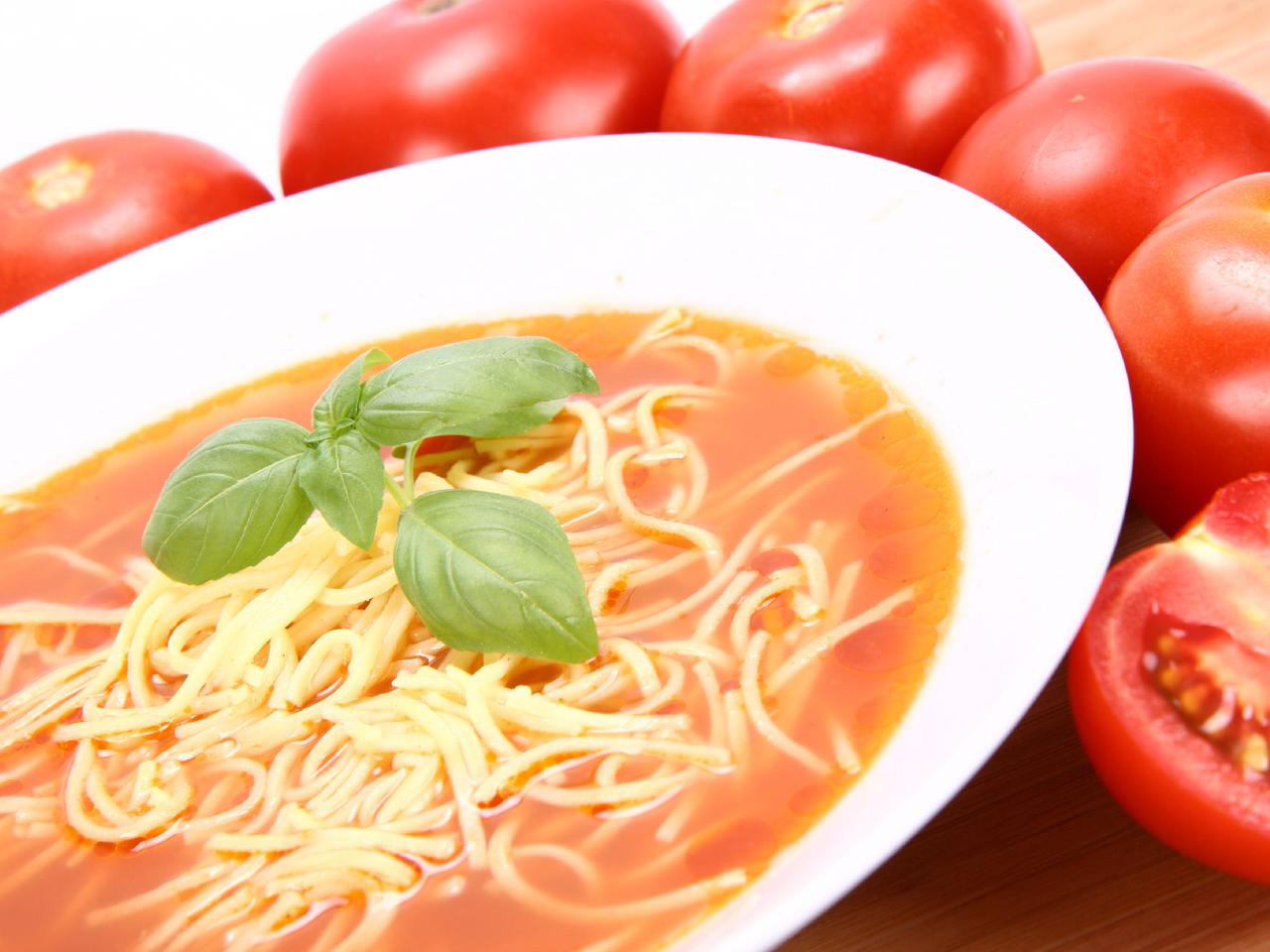 Jak zrobić pomidorową z rosołu? Prosty przepis na pomidorówkę