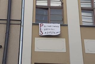 Strajk kobiet pod siedzibą Radia Maryja w Toruniu. TONA WULGARYZMÓW dla Rydzyka
