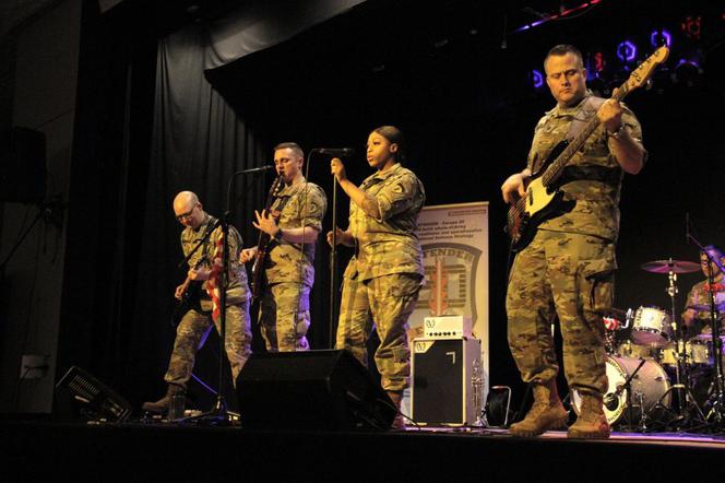 Defender Europe 2020. 4 marca na scenie Ośrodka Kultury w Drawsku Pomorskim wystąpił zespół US ARMY BAND EUROPE