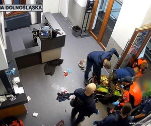 Szok na dworcu PKP we Wrocławiu! Mężczyźnie pękła żyła udowa. Dramatyczna akcja ratunkowa [WIDEO]