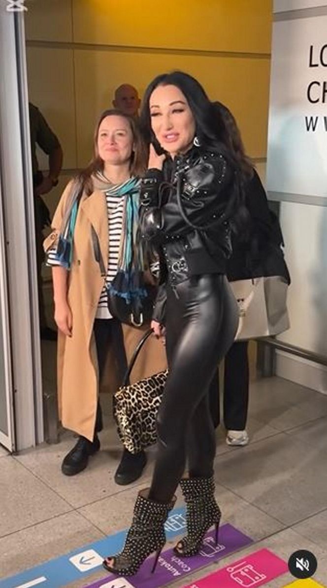 Tak fani powitali Justynę Steczkowską na lotnisku. Były łzy i tulenie. "Byłaś najlepsza"!